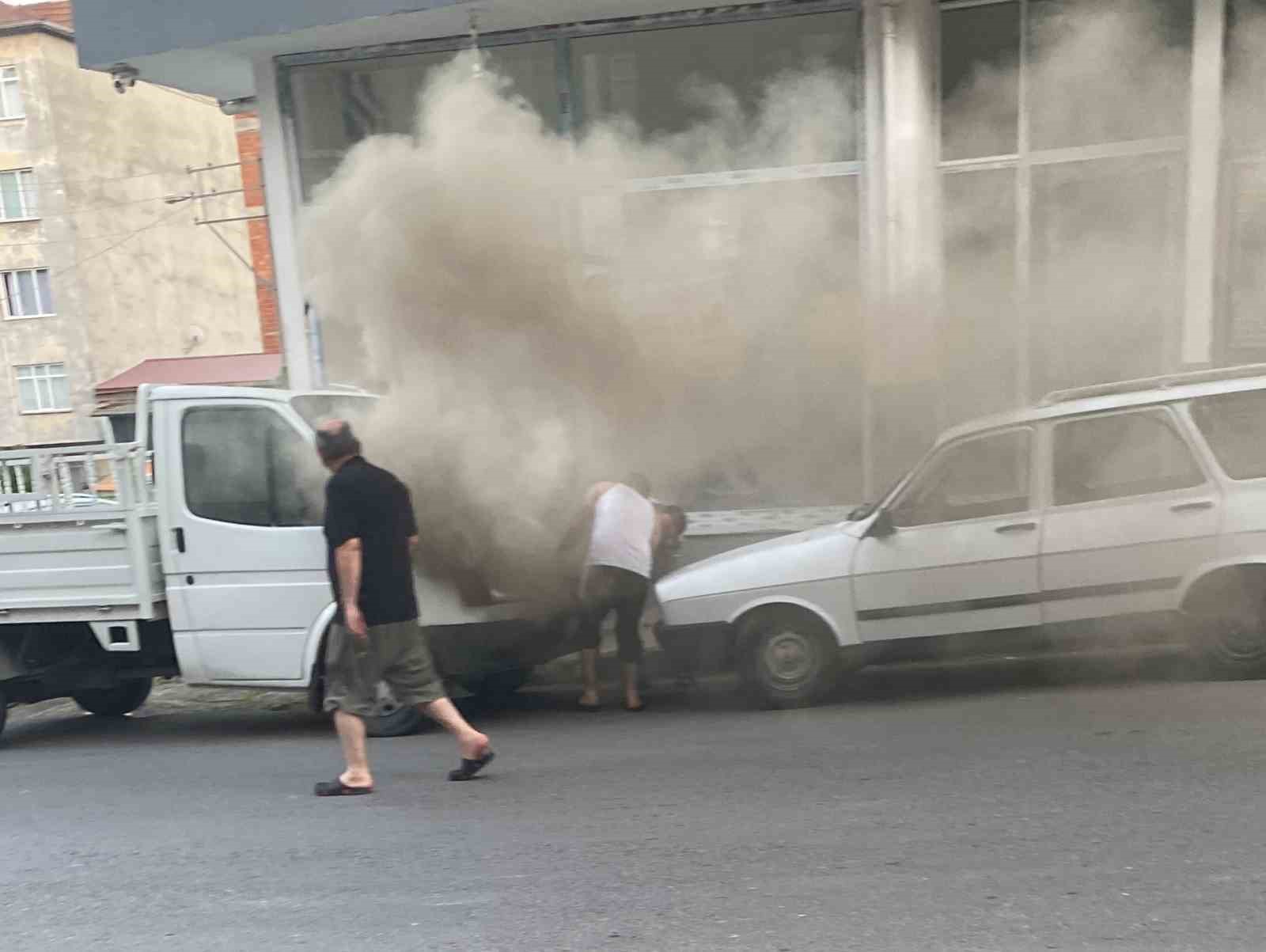 Ordu&rsquo;da park halindeki kamyonette yangın
