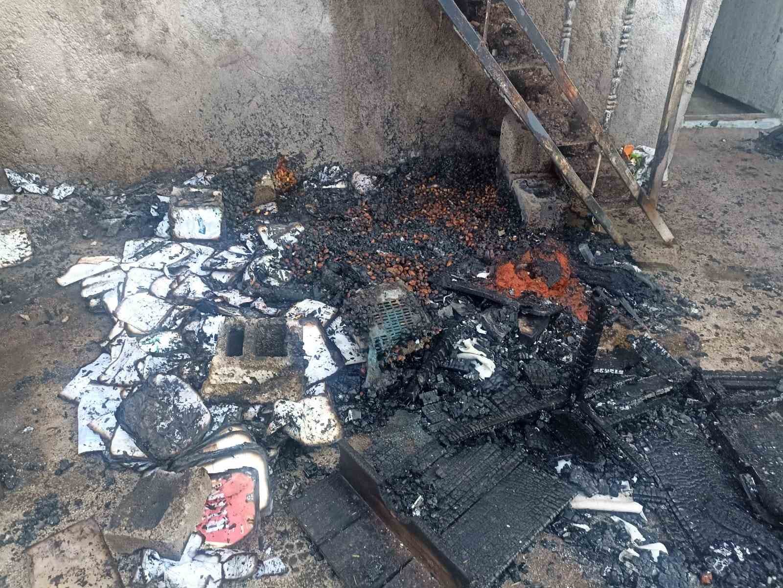 Darende&rsquo;de ev yangını
