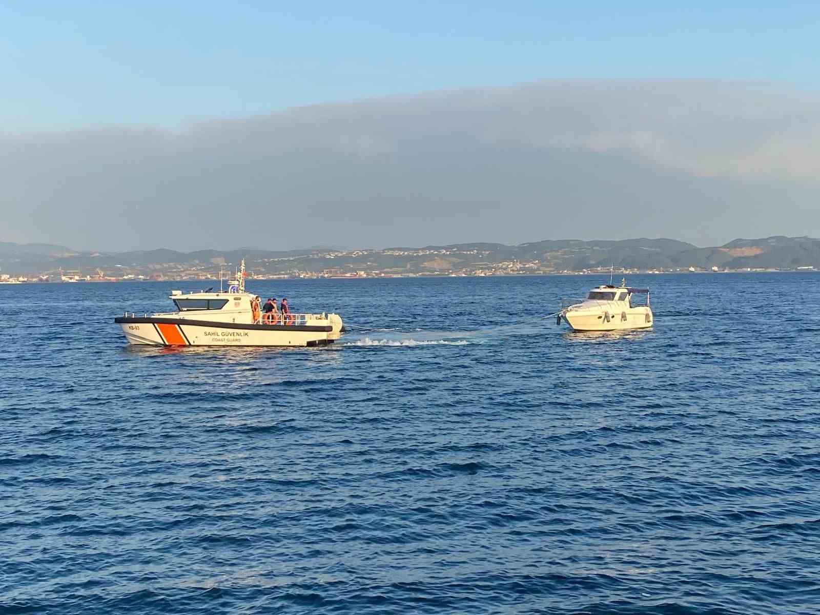Tekne faciası son anda önlendi: 3 kişiyi boğulmaktan sahil güvenlik kurtardı