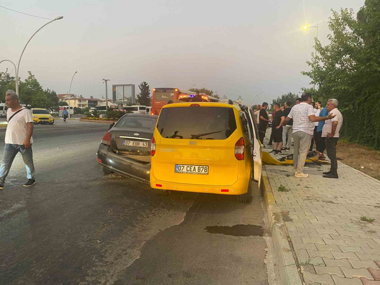 Antalya’da ticari taksi ile otomobil çarpıştı: 5’i turist 7 yaralı