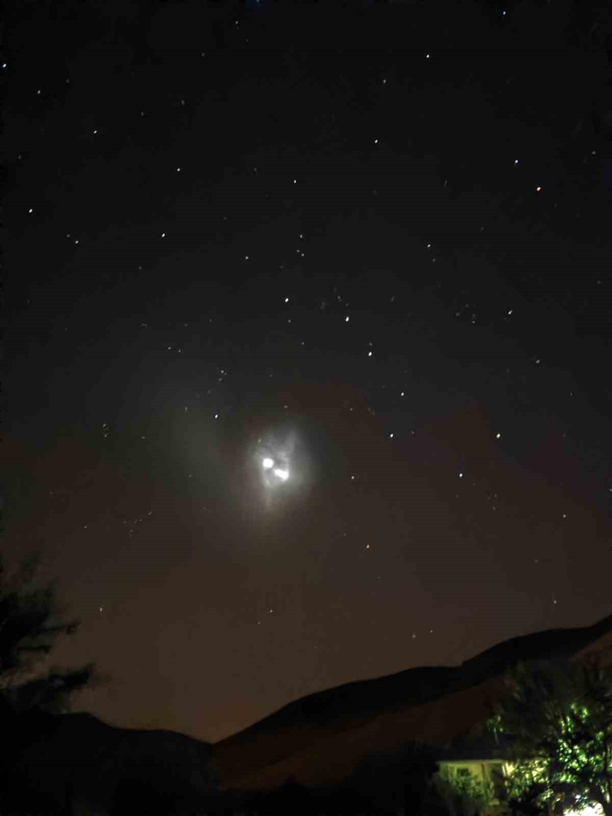 Elazığ&rsquo;da gece saatlerinde g&ouml;ky&uuml;z&uuml;nde g&ouml;r&uuml;len ışık h&uuml;zmesi heyecanlandırdı
