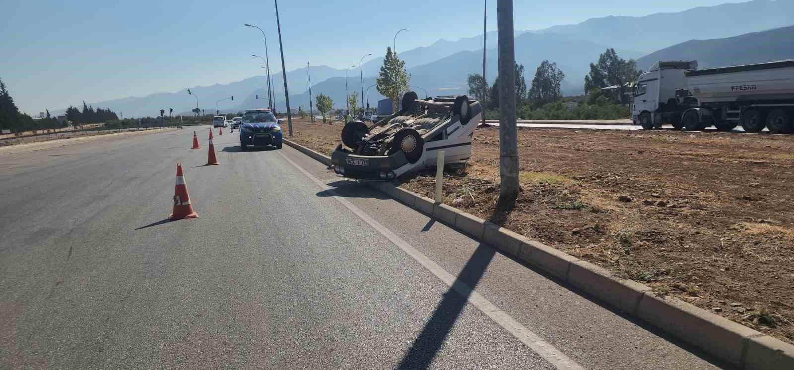 Takla atarak ters dönen otomobilin sürücüsü yaralandı