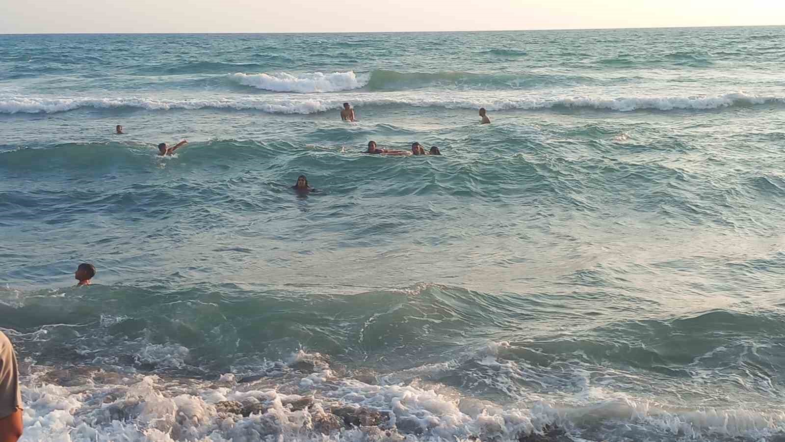 Denizde akıntıya kapılan 3 kız çocuğunun ölümle, yaşam arasındaki mücadele anları kamerada