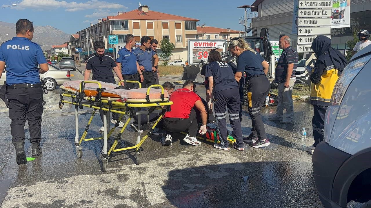 Erzincan’da otomobil ile motosiklet çarpıştı: 2 yaralı