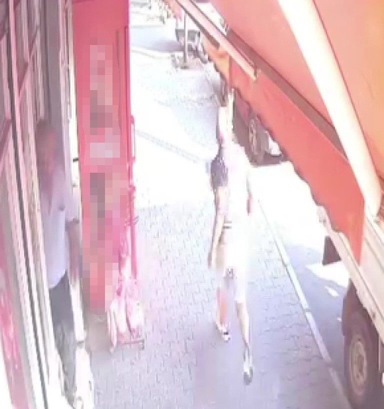 Adana&rsquo;da silahlı saldırı anı saniye saniye g&ouml;r&uuml;nt&uuml;lendi
