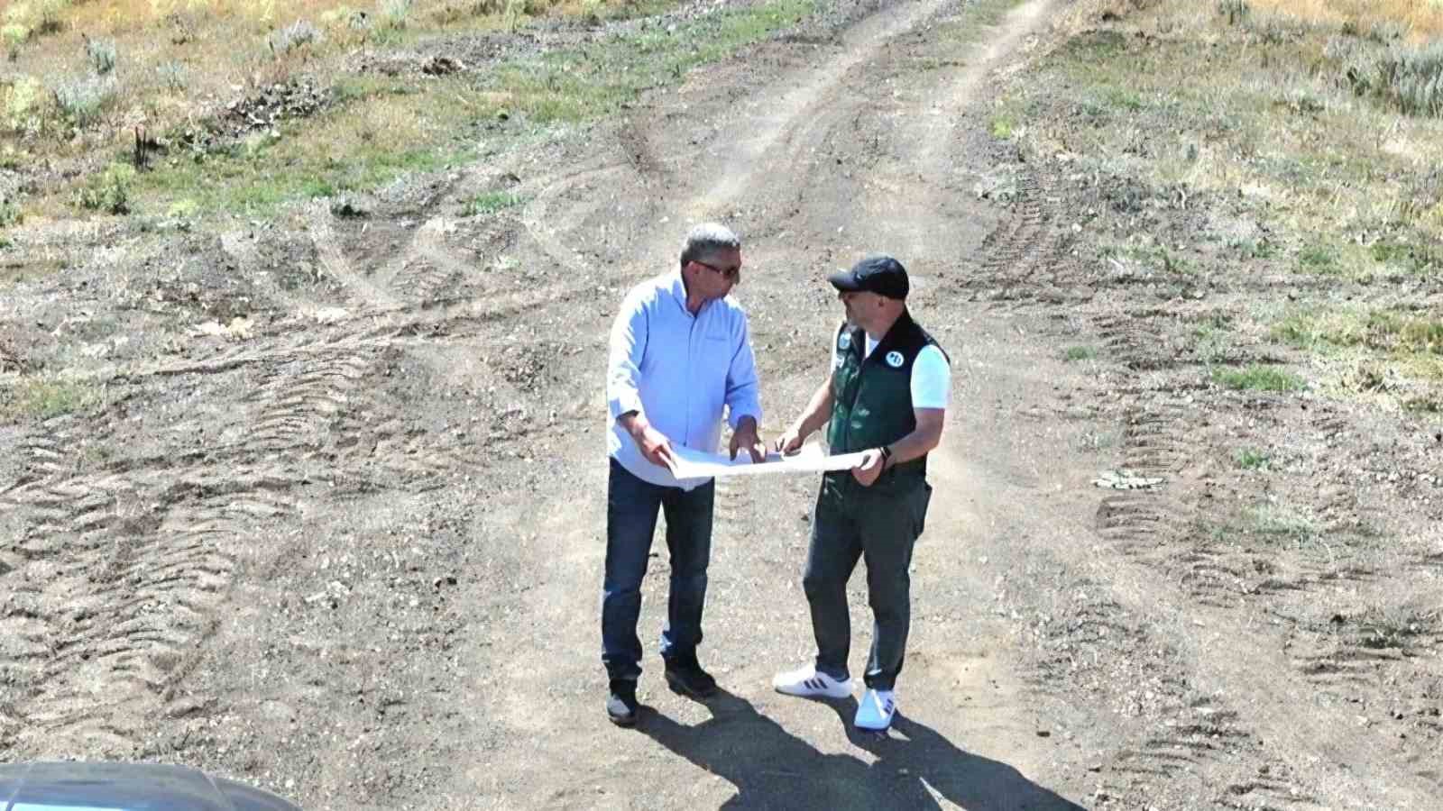 Demir&ouml;z&uuml;&rsquo;nde tarla i&ccedil;i yolların yapımına başlandı
