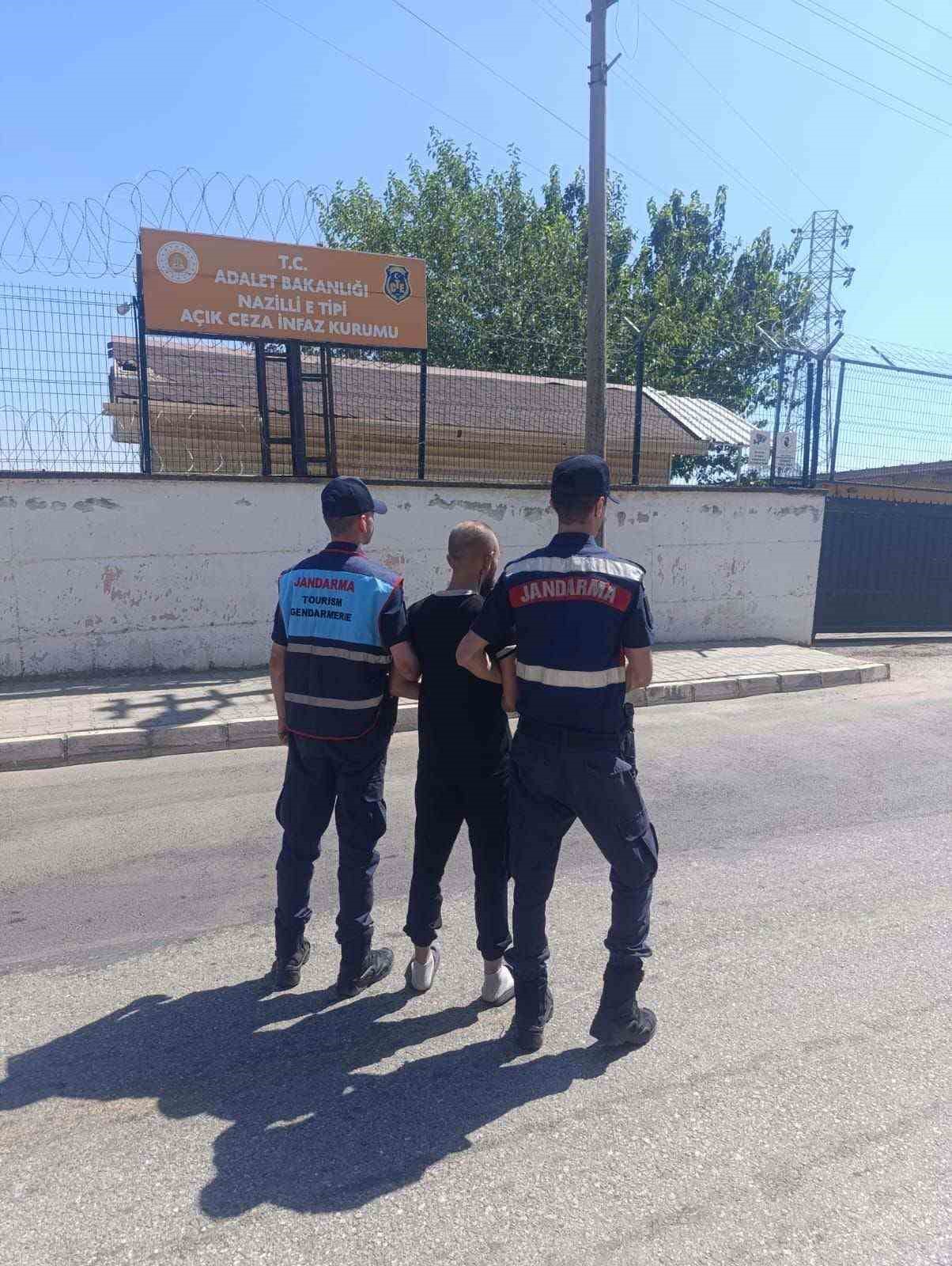 Aydın&rsquo;ın &uuml;&ccedil; il&ccedil;esinde aranan şahıslar yakalandı
