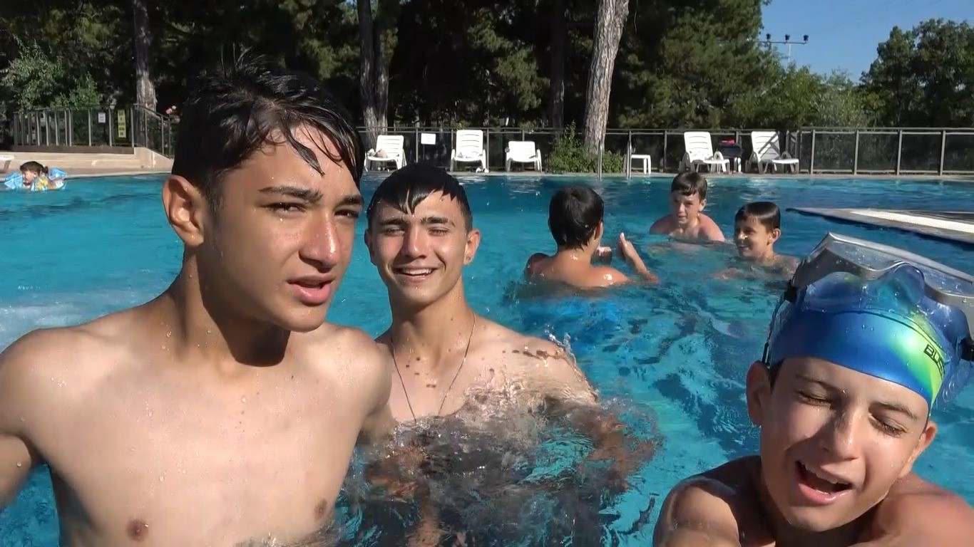 Kütahya’da sıcaklardan bunalanlar termal havuzlara akın ediyor