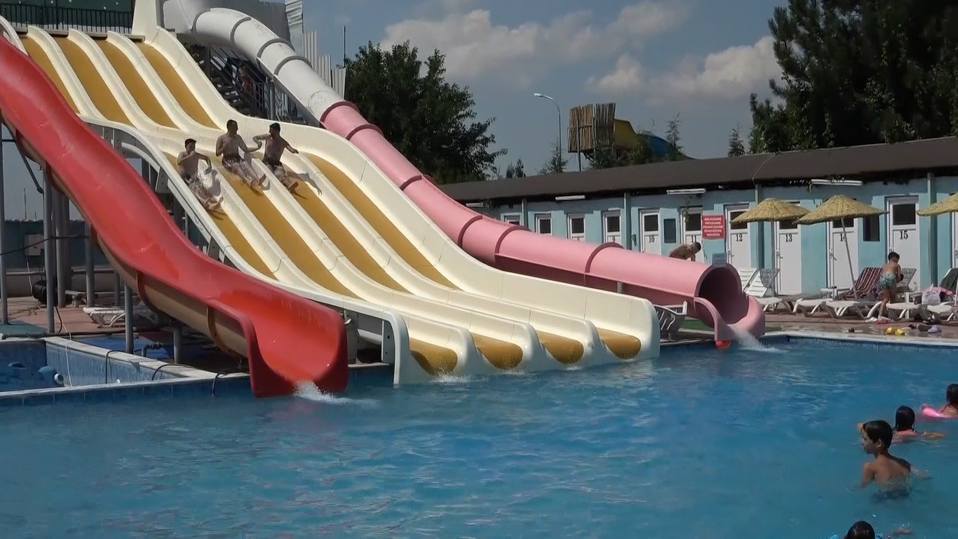 K&uuml;tahya&rsquo;da sıcaklardan bunalanlar termal havuzlara akın ediyor
