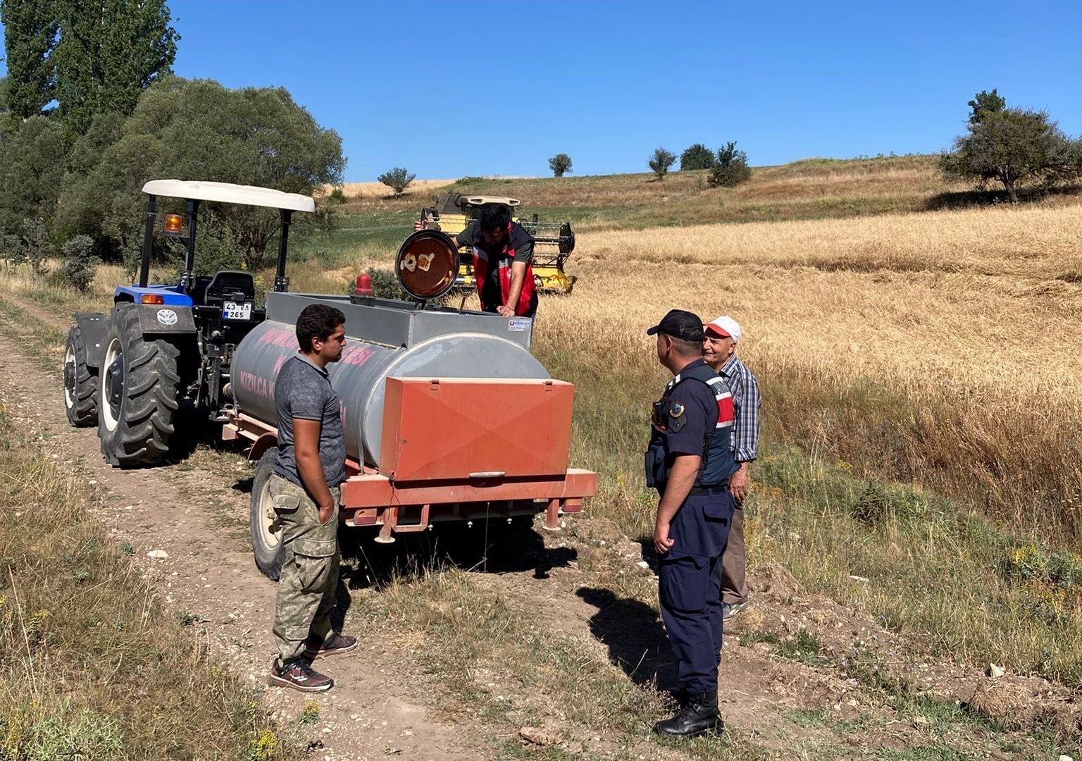 Dumlupınar&rsquo;da bi&ccedil;erd&ouml;ver hasat &ccedil;alışmaları denetlendi
