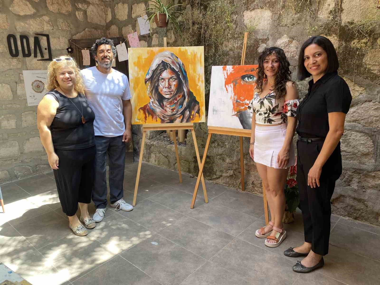 (ÖZEL) İşitme engelli sanatçı duygularını resimlerle ifade ediyor