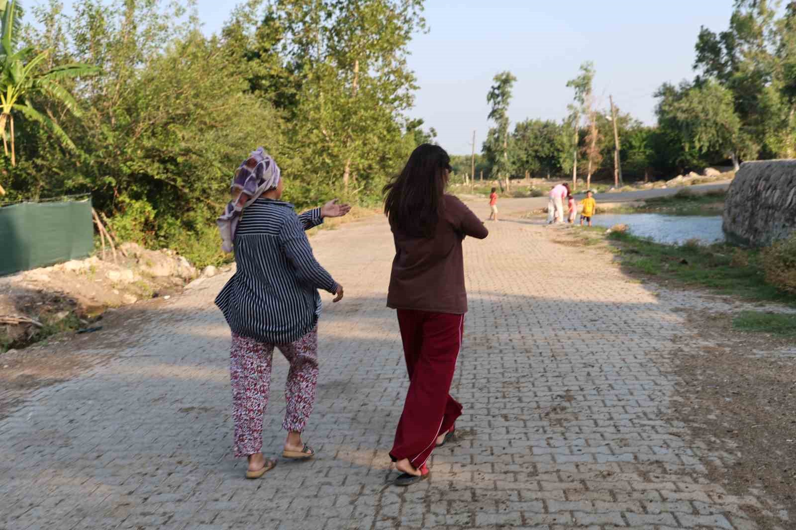 Adana&rsquo;da gen&ccedil;ler bunaltan sıcakta g&ouml;lette serinledi
