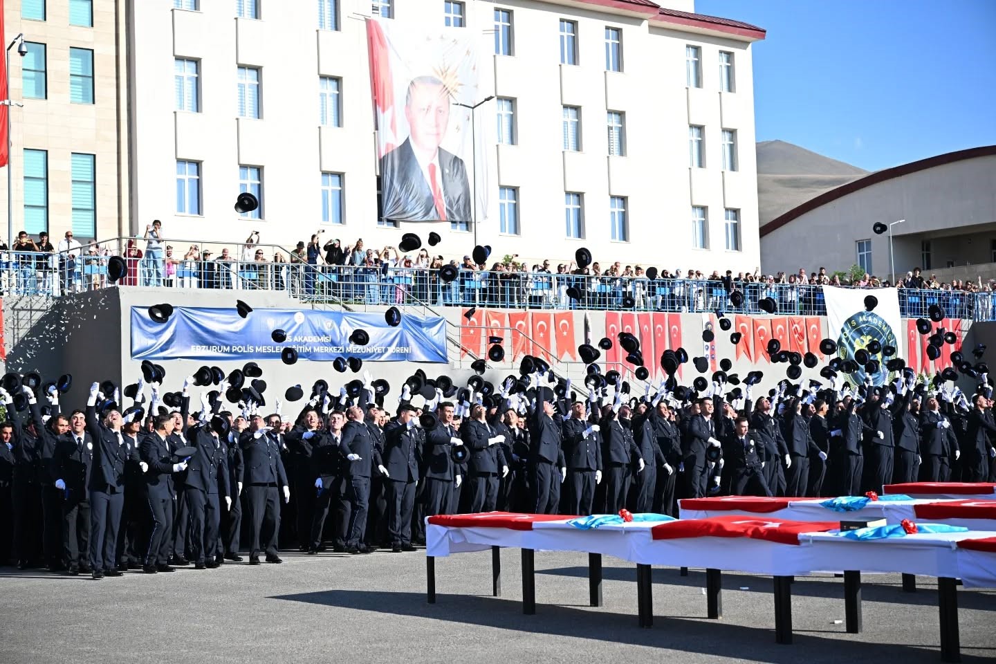 Polis adaylarının mezuniyet coşkusu
