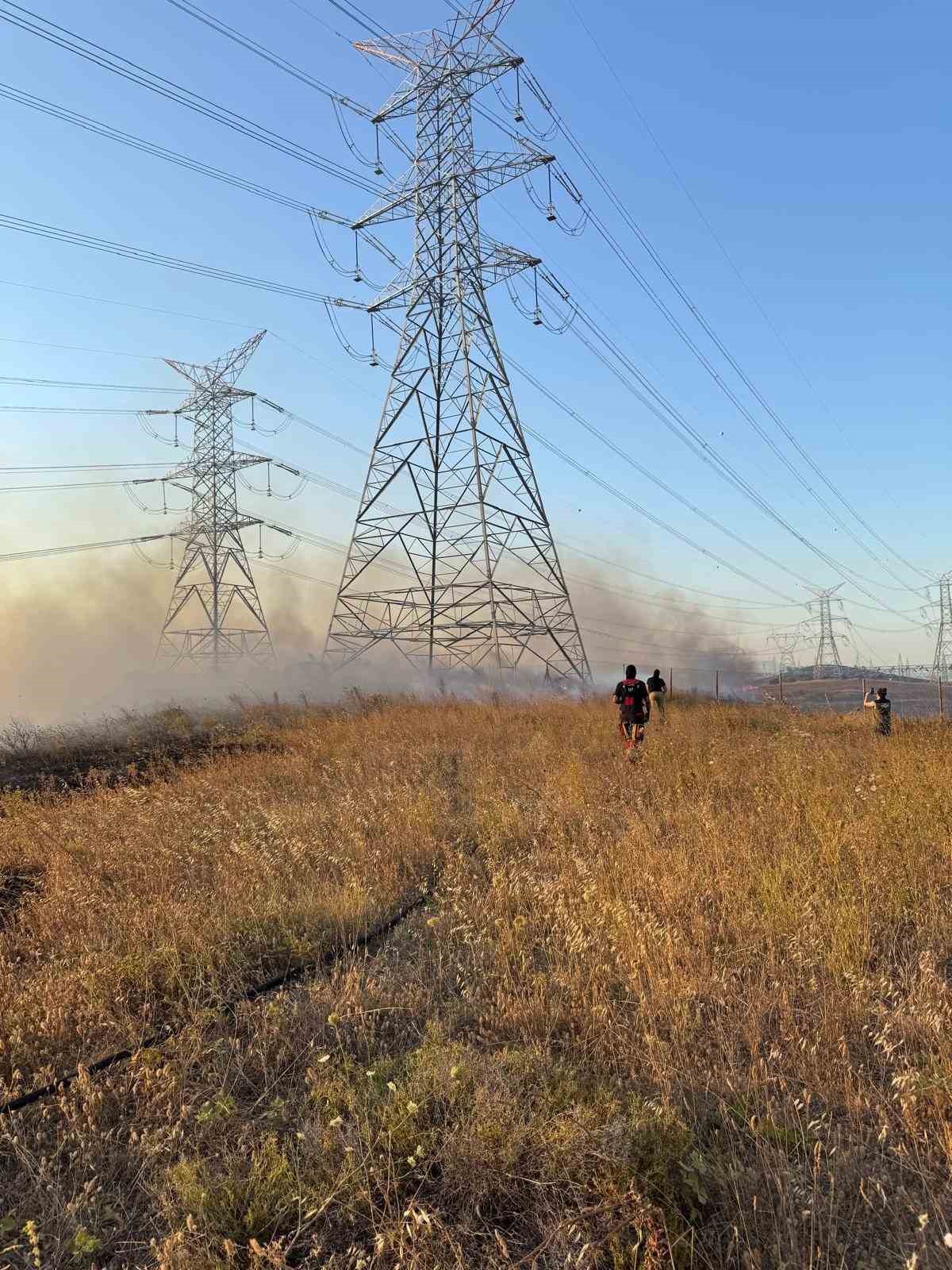 Bandırma OSB yakınlarındaki arazi yangını s&ouml;nd&uuml;r&uuml;ld&uuml;
