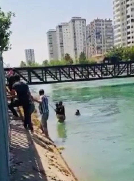 Boğulmak &uuml;zere olan &ccedil;ocuğu inşaat iş&ccedil;isi kurtardı
