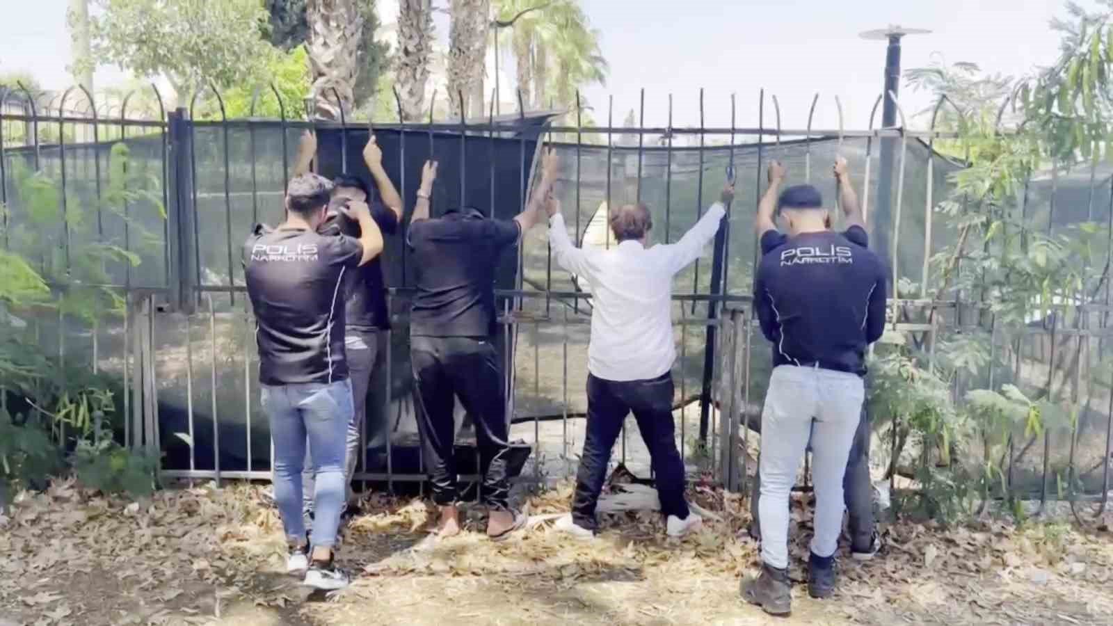 Park ve bahçelerde uyuşturucu kullanan 63 kişi suçüstü yakalandı