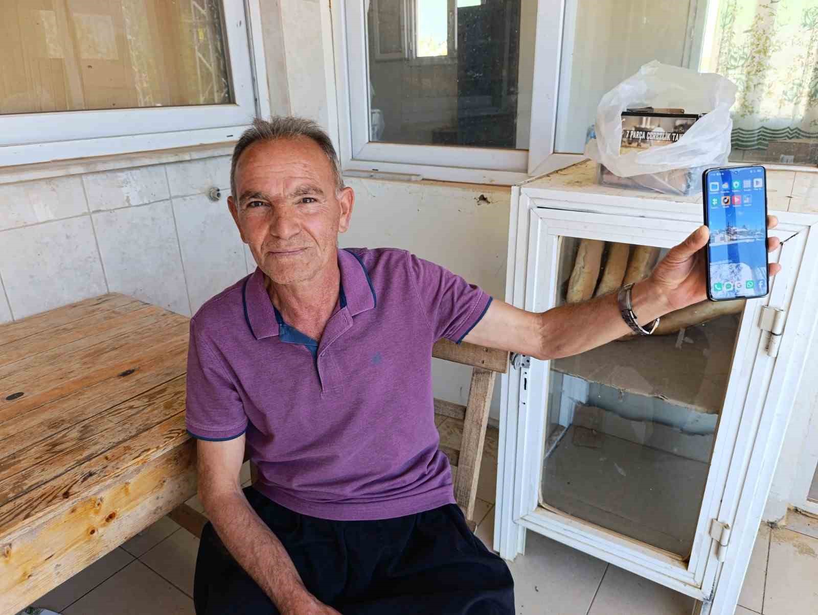 Sıcaktan ka&ccedil;ıp yaylaya &ccedil;ıkanlar d&uuml;nya ile irtibatları kesildiği i&ccedil;in kafalarını dinliyor
