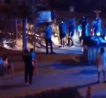 Gece saatlerinde çıkan yangın mahalleliyi sokağa döktü