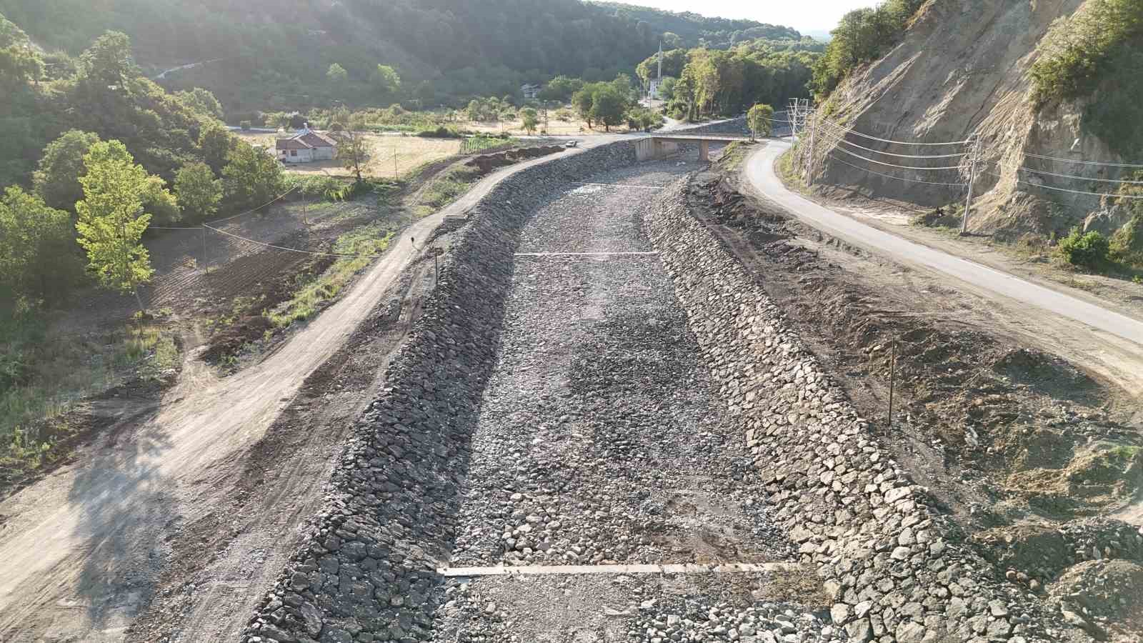 D&uuml;zce&rsquo;nin su ihtiyacını karşılayan Uğur Deresi tamamen kurudu
