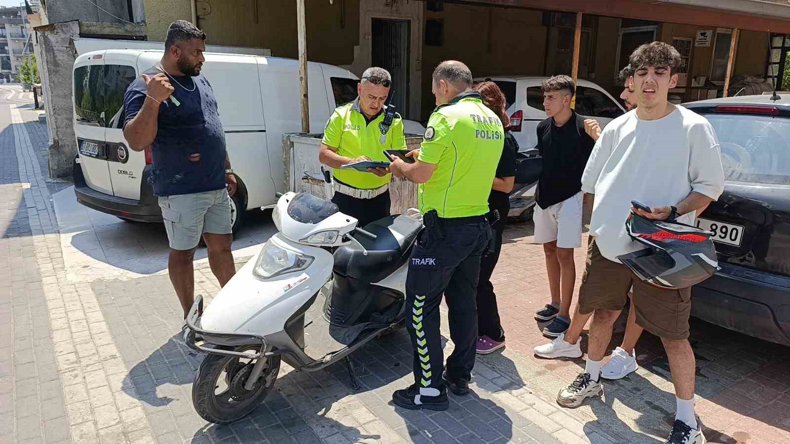 Annesinin elini bırakıp yola fırlayan k&uuml;&ccedil;&uuml;k &ccedil;ocuğa motosiklet &ccedil;arptı
