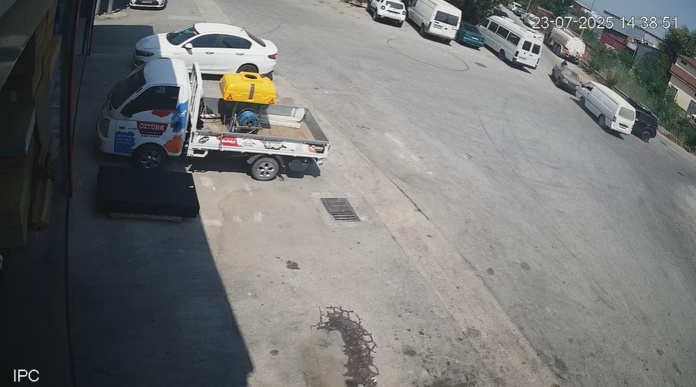 Manavgat’ta iki otomobilin çarpıştığı anlar kamerada