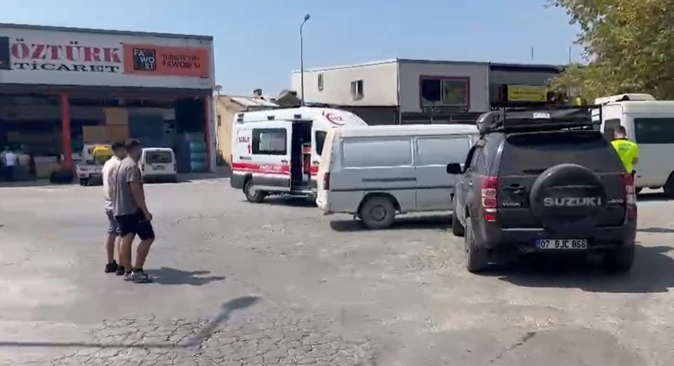 Manavgat&rsquo;ta iki otomobilin &ccedil;arpıştığı anlar kamerada
