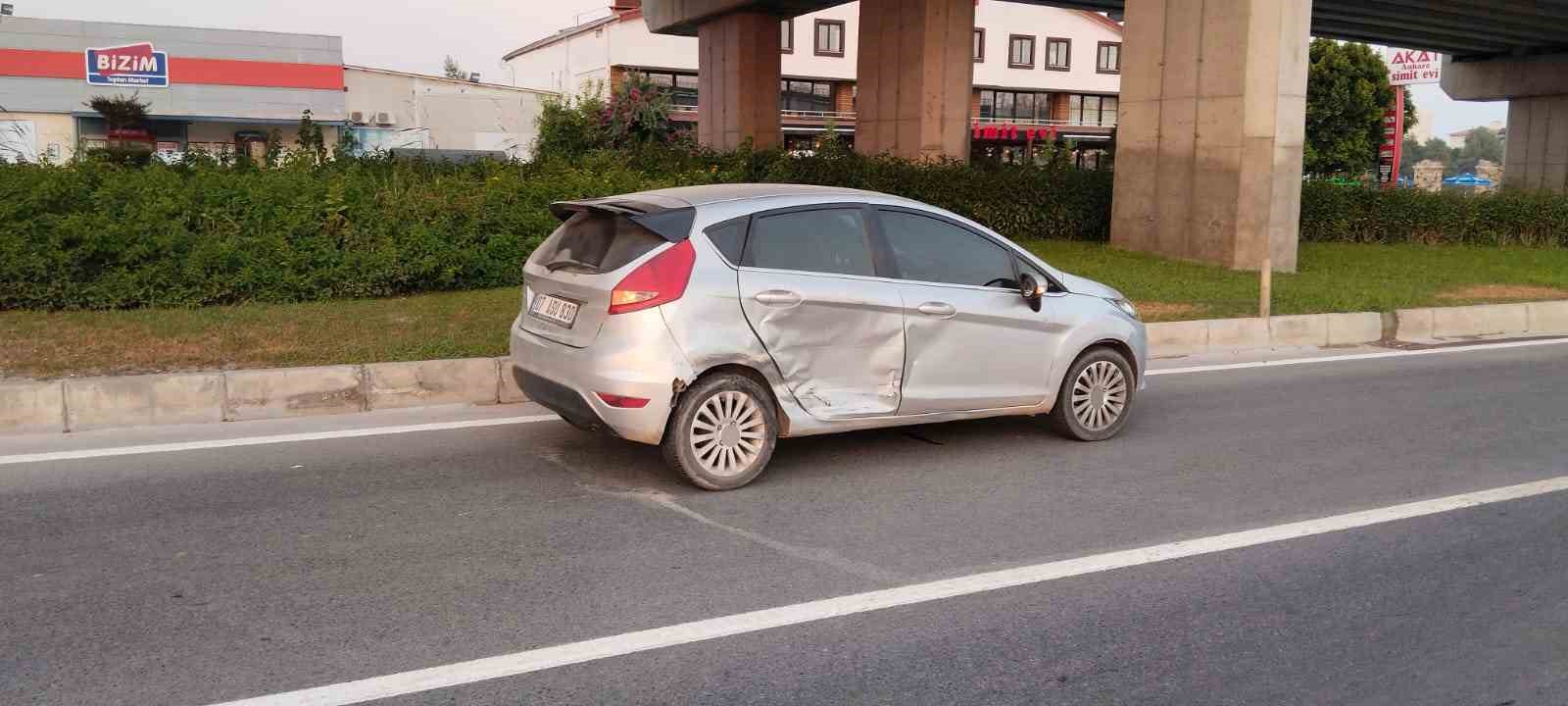 Manavgat&rsquo;ta iki otomobil kavşakta &ccedil;arpıştı: 1 yaralı
