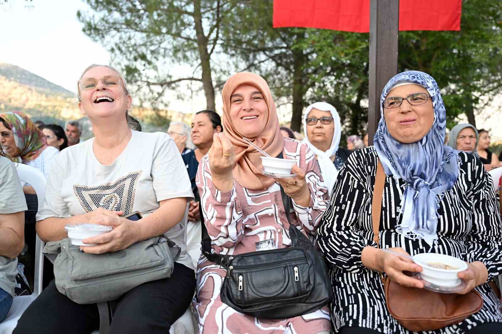 Mersinde kadnlar geleneksel aure etkinliinde bir araya geldi
