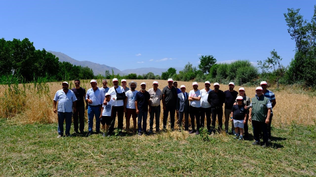 Erzincan&rsquo;ın Mahmutlu k&ouml;y&uuml;nde tarla g&uuml;n&uuml; d&uuml;zenlendi

