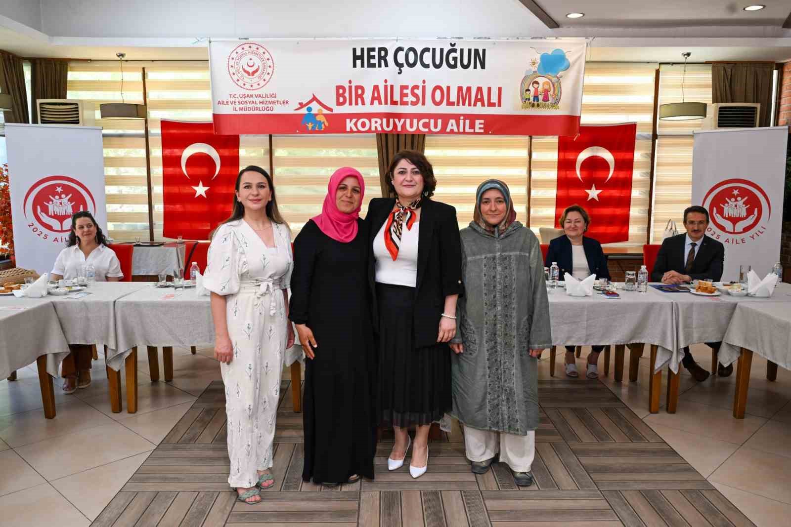"G&ouml;n&uuml;l El&ccedil;ileri Koruyucu Aile Farkındalık Toplantısı" ger&ccedil;ekleştirildi

