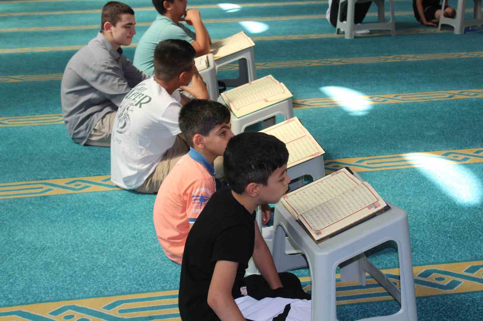 Siirt&rsquo;te &ccedil;ocuklar hem Kur&rsquo;an &ouml;ğreniyor hem eğleniyor
