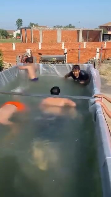 Beton mikserinin altında duş alıp, tazyikli tabanca ile yıkandılar