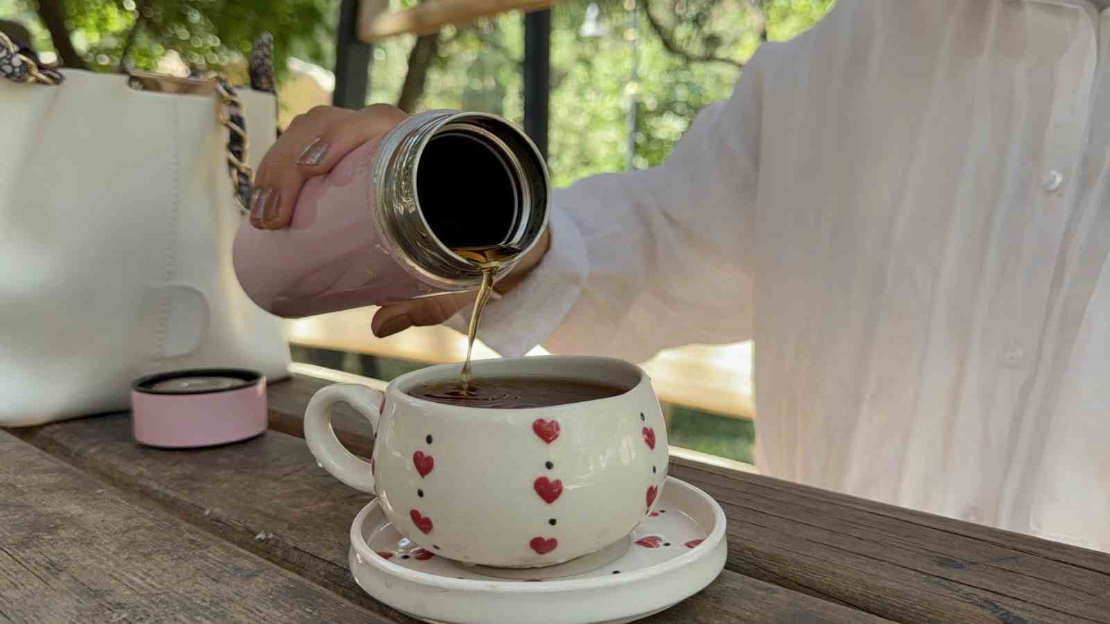 Mardinliler kavurucu sıcaklara rağmen &ccedil;aydan vazge&ccedil;miyor
