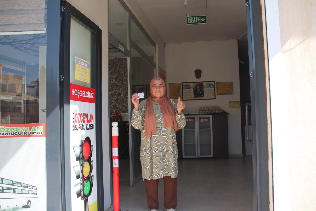 Torununu sınava götürdü, kendisi ehliyet sahibi oldu

