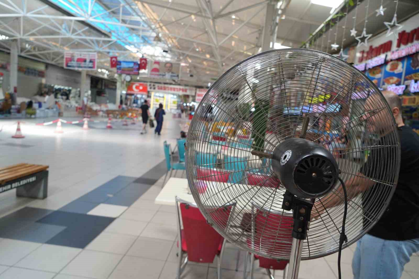 Yabancılar Çarşısı esnafı sıcaklardan dertli: "Vatandaş çarşıya uğramaz oldu"