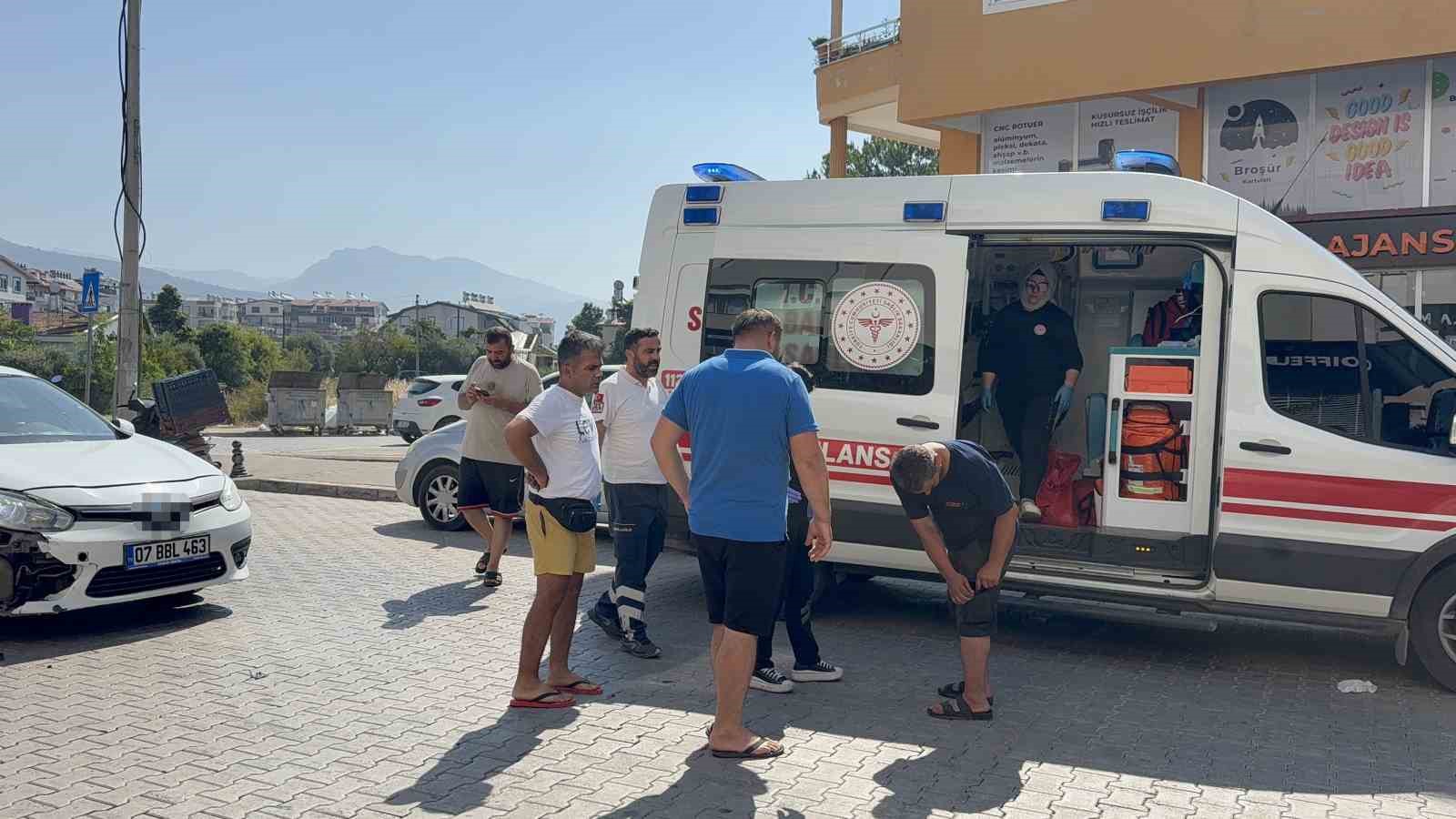 Otomobille motosiklet &ccedil;arpıştı: 1 yaralı
