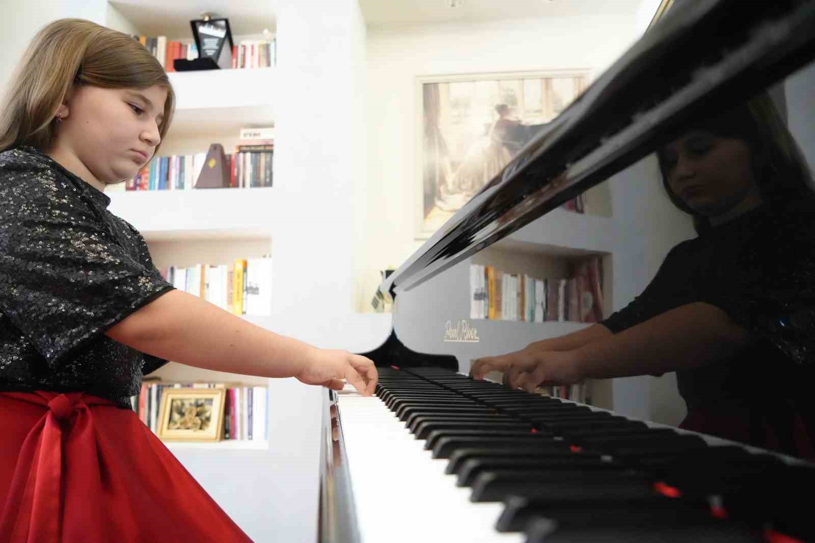 Piyanonun gen&ccedil; yeteneği Elif, yarışmada birinci oldu
