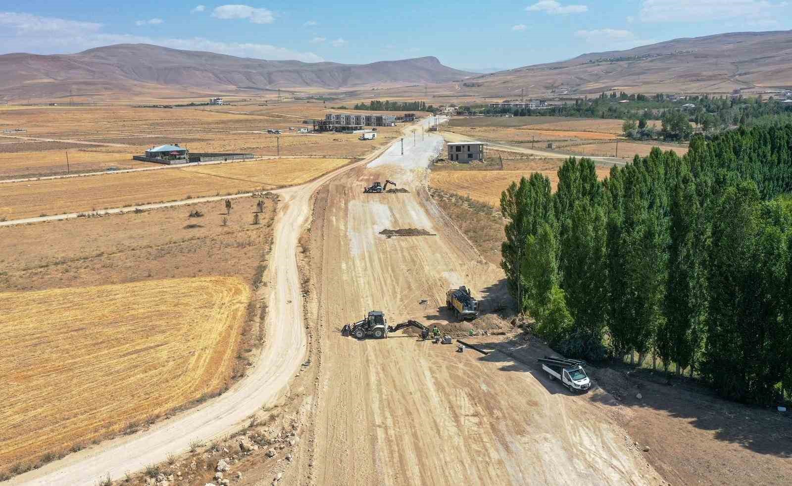 Van B&uuml;y&uuml;kşehir Belediyesi Elmalık Yolu&rsquo;nda &ccedil;alışmalarını s&uuml;rd&uuml;r&uuml;yor
