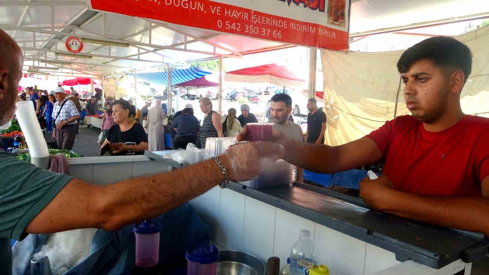 Muğla&rsquo;da sıcaktan bunalan vatandaşlar kar helvasıyla serinliyor
