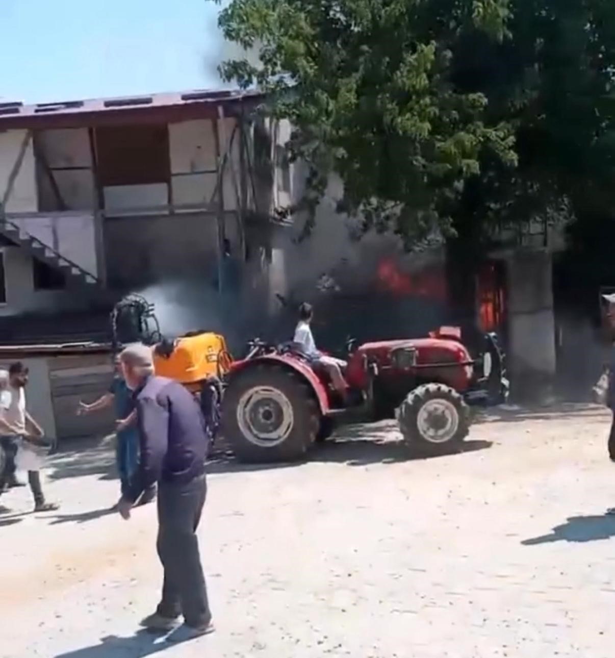 Anız yangını rüzgarın etkisi ile eve sıçradı
