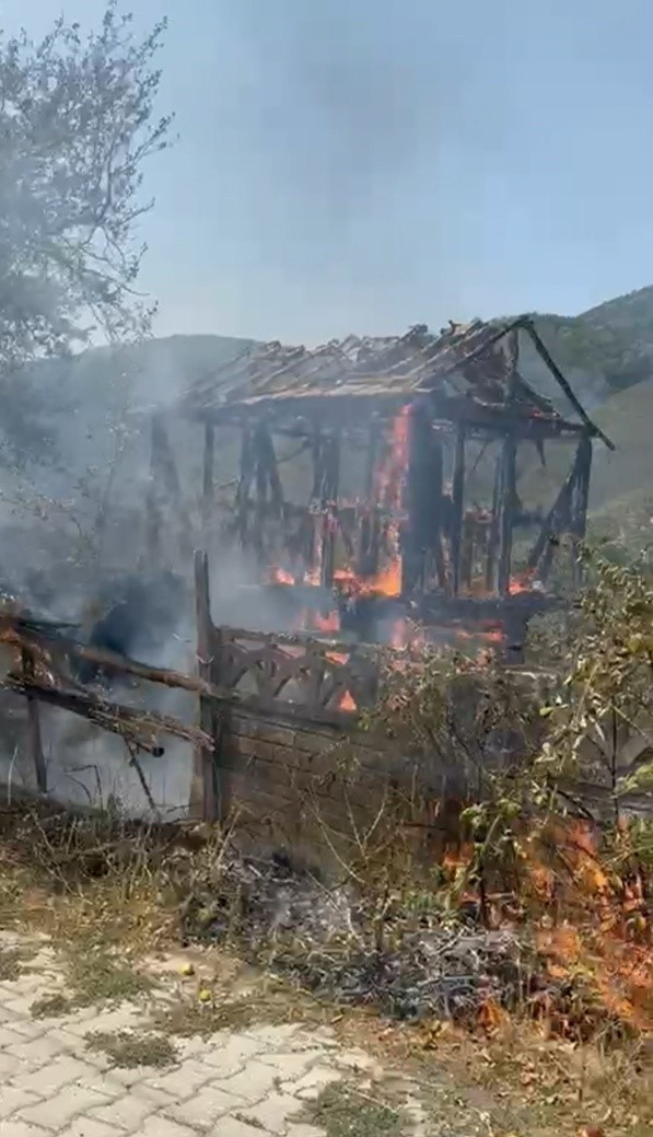 Yakılan anız ahırı yaktı, eve sı&ccedil;ramadan s&ouml;nd&uuml;r&uuml;ld&uuml;

