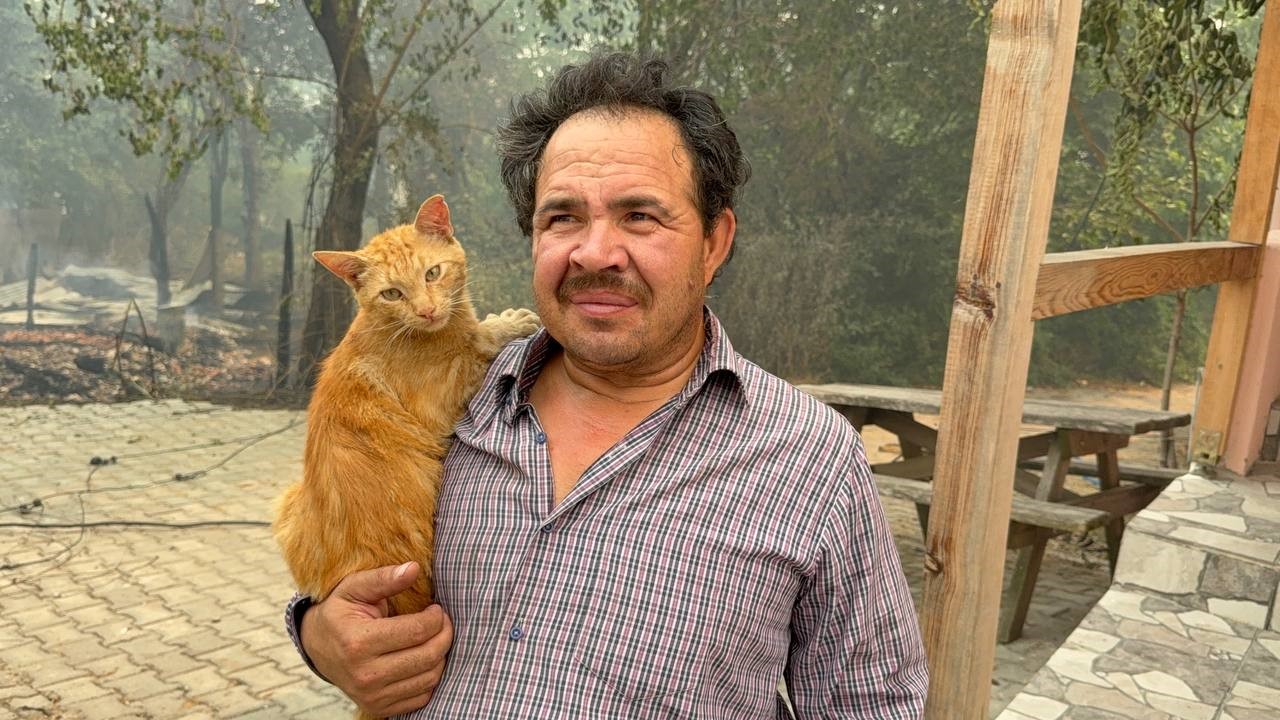 Orman yangınında zarar g&ouml;ren k&ouml;ydeki evler dron ile g&ouml;r&uuml;nt&uuml;lendi
