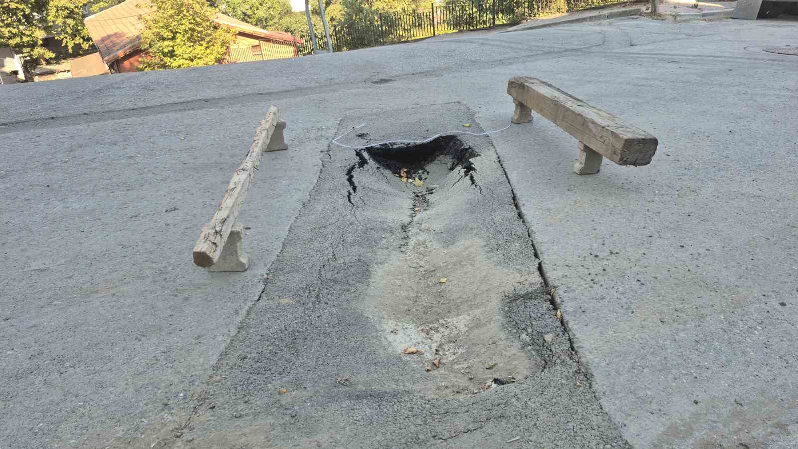 Sultangazi’de İSKİ’nin döktüğü asfalt çöktü: Malzeme yüklü kamyonet çukura düştü

