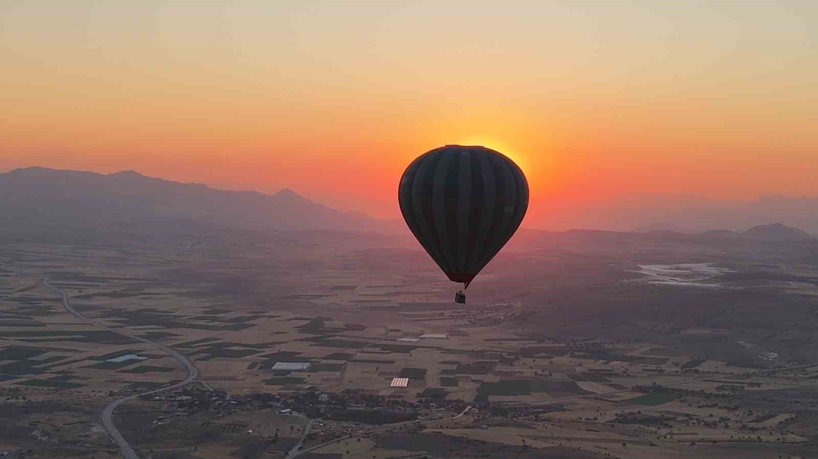 Salda G&ouml;l&uuml; sıcak hava balonları ve triatlonla turizmin yeni yıldızı olmayı hedefliyor
