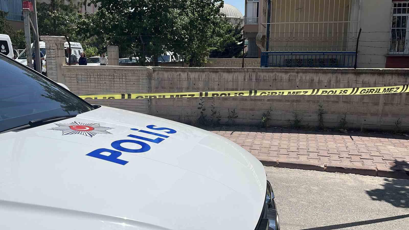 Boşanma aşamasındaki eşini bıçakladı