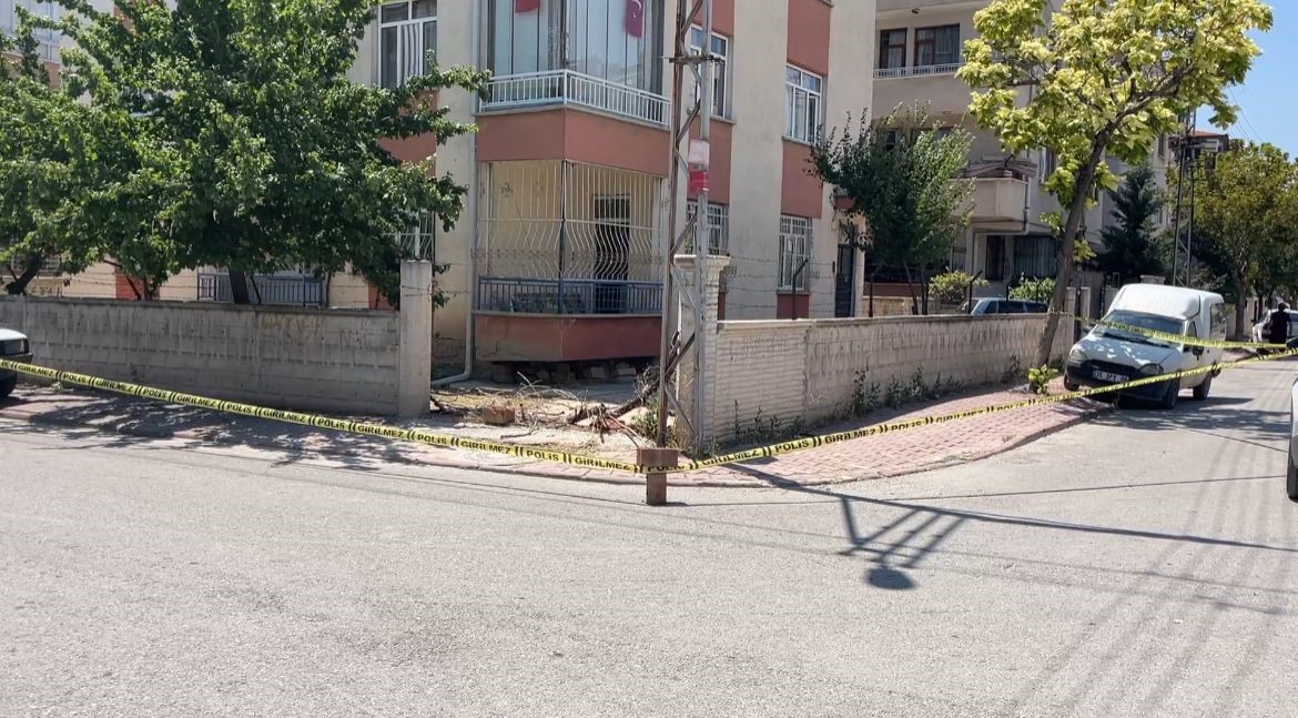 Boşanma aşamasındaki eşini bı&ccedil;akladı
