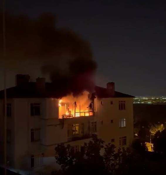 Avcılar Firuzk&ouml;y&rsquo;de panik anları: Sıcağa dayanamayan buzdolabı alev alev yandı
