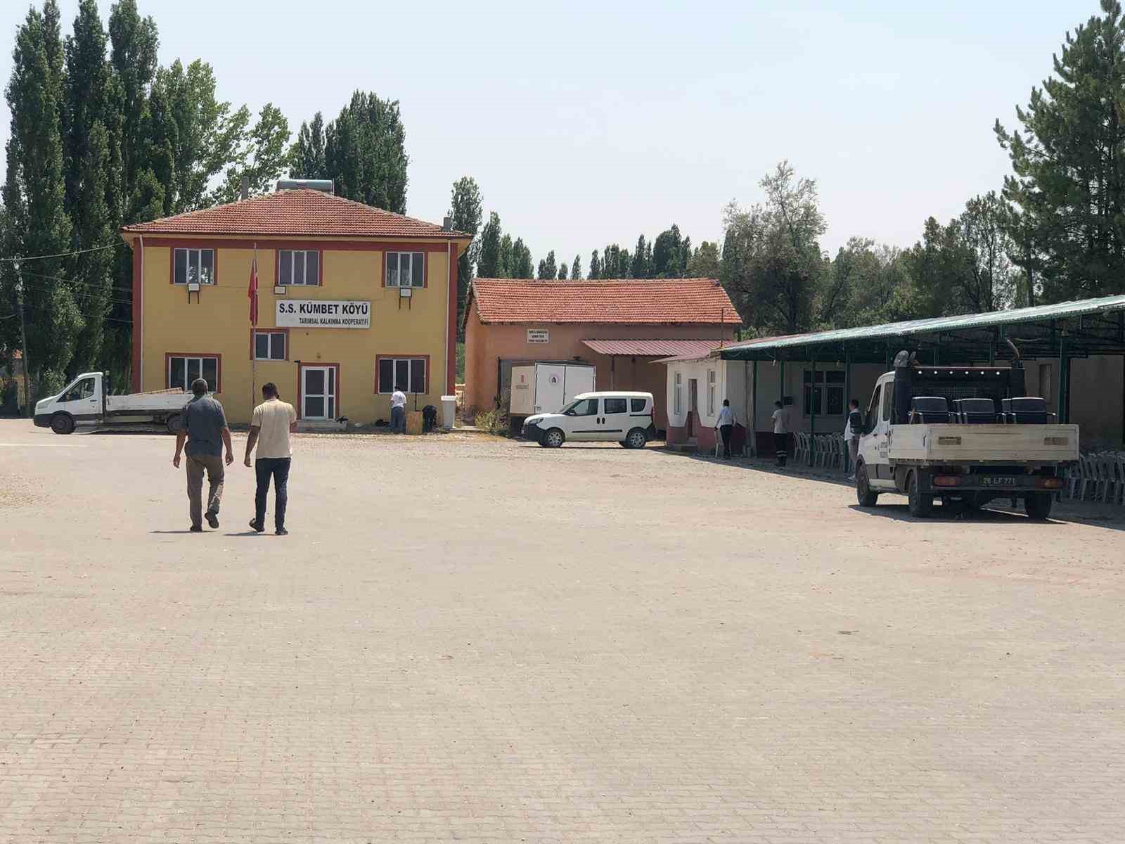 Şehidin cenaze namazı &ouml;ncesi ekipler &ccedil;alışma yapıyor
