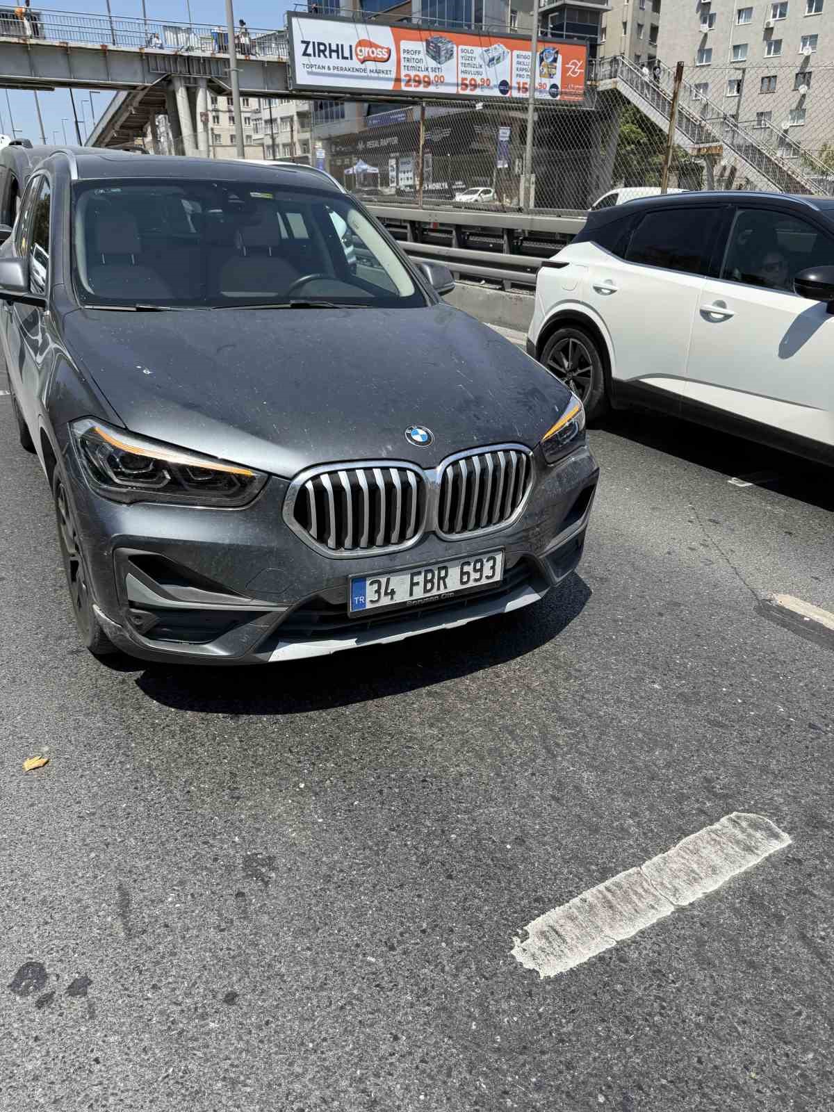 İBB’ye ait kamyonetten düşen çöp torbası 5 aracın kaza yapmasına neden oldu