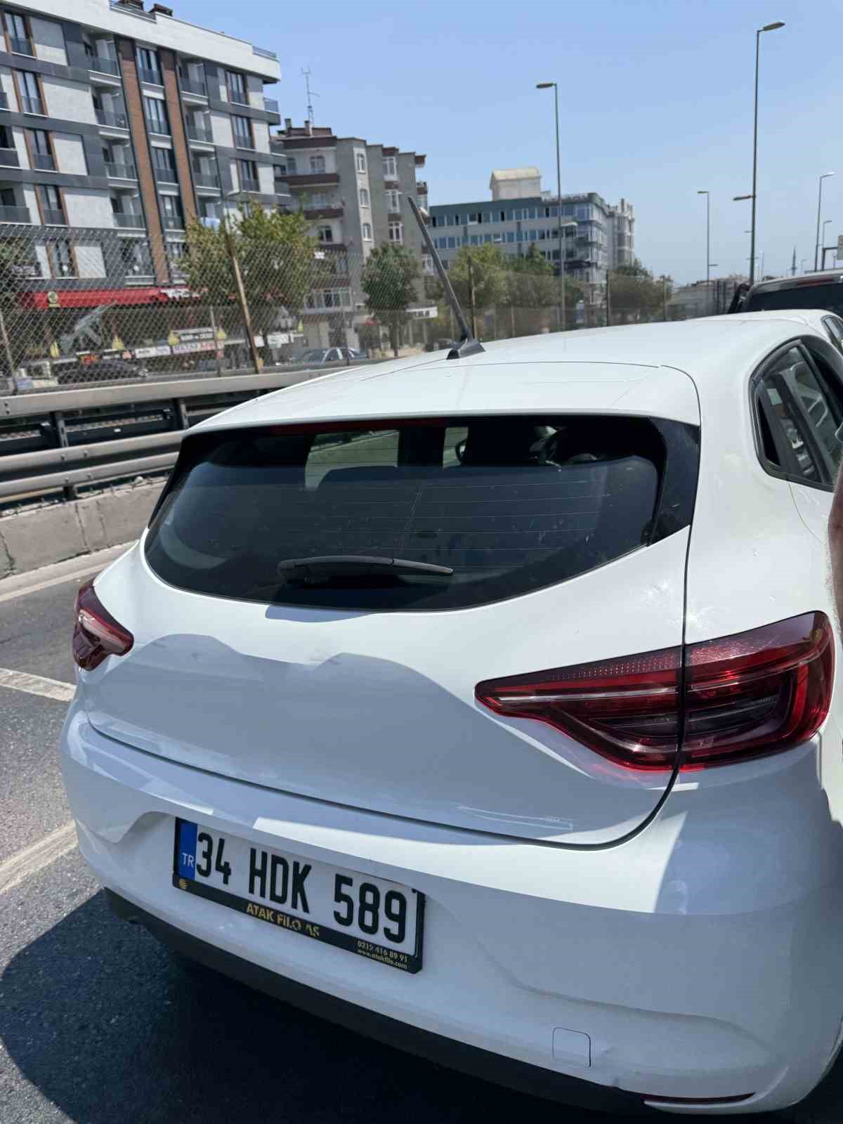 İBB&rsquo;ye ait kamyonetten d&uuml;şen &ccedil;&ouml;p torbası 5 aracın kaza yapmasına neden oldu
